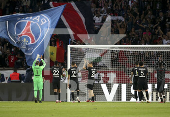 2021-09-25 - Players of PSG celebrate the victory following the French championship Ligue 1 football match between Paris Saint-Germain (PSG) and Montpellier HSC (MHSC) on September 25, 2021 at Parc des Princes stadium in Paris, France - PARIS SAINT-GERMAIN (PSG) VS MONTPELLIER HSC (MHSC) - FRENCH LIGUE 1 - SOCCER