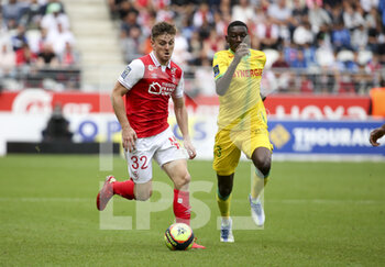 2021-09-26 - Thomas Foket of Reims, Randal Kolo Muani of Nantes during the French championship Ligue 1 football match between Stade de Reims and FC Nantes (FCN) on September 26, 2021 at Stade Auguste Delaune in Reims, France - STADE DE REIMS VS FC NANTES (FCN) - FRENCH LIGUE 1 - SOCCER