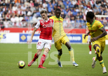 2021-09-26 - Thomas Foket of Reims, Randal Kolo Muani of Nantes during the French championship Ligue 1 football match between Stade de Reims and FC Nantes (FCN) on September 26, 2021 at Stade Auguste Delaune in Reims, France - STADE DE REIMS VS FC NANTES (FCN) - FRENCH LIGUE 1 - SOCCER