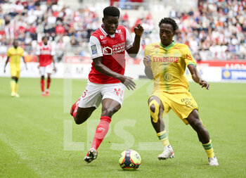 2021-09-26 - Marshall Munetsi of Reims, Charles Traore of Nantes during the French championship Ligue 1 football match between Stade de Reims and FC Nantes (FCN) on September 26, 2021 at Stade Auguste Delaune in Reims, France - STADE DE REIMS VS FC NANTES (FCN) - FRENCH LIGUE 1 - SOCCER