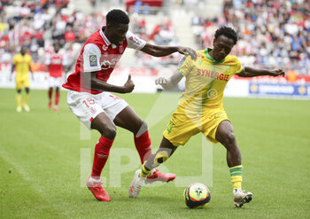 2021-09-26 - Marshall Munetsi of Reims, Charles Traore of Nantes during the French championship Ligue 1 football match between Stade de Reims and FC Nantes (FCN) on September 26, 2021 at Stade Auguste Delaune in Reims, France - STADE DE REIMS VS FC NANTES (FCN) - FRENCH LIGUE 1 - SOCCER