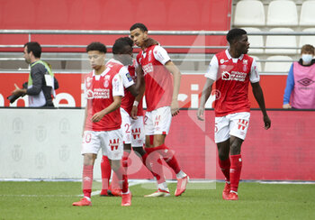 2021-09-26 - Hugo Ekitike of Reims celebrates his first goal with teammates during the French championship Ligue 1 football match between Stade de Reims and FC Nantes (FCN) on September 26, 2021 at Stade Auguste Delaune in Reims, France - STADE DE REIMS VS FC NANTES (FCN) - FRENCH LIGUE 1 - SOCCER