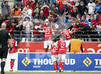2021-09-26 - Hugo Ekitike of Reims celebrates his second goal with the supporters during the French championship Ligue 1 football match between Stade de Reims and FC Nantes (FCN) on September 26, 2021 at Stade Auguste Delaune in Reims, France - STADE DE REIMS VS FC NANTES (FCN) - FRENCH LIGUE 1 - SOCCER