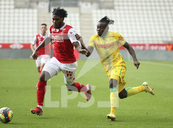 2021-09-26 - Andreaw Gravillon of Reims, Moses Simon of Nantes during the French championship Ligue 1 football match between Stade de Reims and FC Nantes (FCN) on September 26, 2021 at Stade Auguste Delaune in Reims, France - STADE DE REIMS VS FC NANTES (FCN) - FRENCH LIGUE 1 - SOCCER