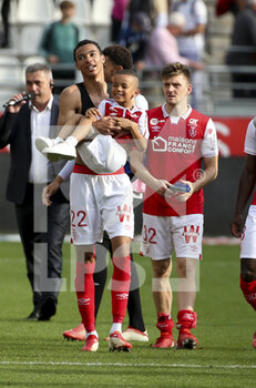 2021-09-26 - Hugo Ekitike, Thomas Foket of Reims salute the supporters following the French championship Ligue 1 football match between Stade de Reims and FC Nantes (FCN) on September 26, 2021 at Stade Auguste Delaune in Reims, France - STADE DE REIMS VS FC NANTES (FCN) - FRENCH LIGUE 1 - SOCCER