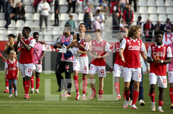 2021-09-26 - Hugo Ekitike, Thomas Foket of Reims (center) and teammates salute the supporters following the French championship Ligue 1 football match between Stade de Reims and FC Nantes (FCN) on September 26, 2021 at Stade Auguste Delaune in Reims, France - STADE DE REIMS VS FC NANTES (FCN) - FRENCH LIGUE 1 - SOCCER