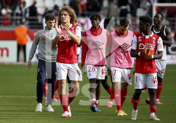 2021-09-26 - Wout Faes of Reims and teammates salute the supporters following the French championship Ligue 1 football match between Stade de Reims and FC Nantes (FCN) on September 26, 2021 at Stade Auguste Delaune in Reims, France - STADE DE REIMS VS FC NANTES (FCN) - FRENCH LIGUE 1 - SOCCER