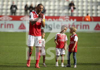 2021-09-26 - Yunis Abdelhamid of Reims salutes the supporters following the French championship Ligue 1 football match between Stade de Reims and FC Nantes (FCN) on September 26, 2021 at Stade Auguste Delaune in Reims, France - STADE DE REIMS VS FC NANTES (FCN) - FRENCH LIGUE 1 - SOCCER
