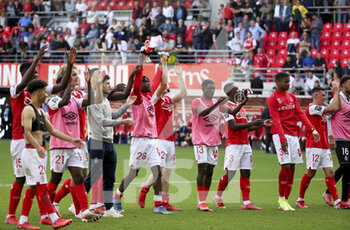 2021-09-26 - Players of Reims celebrate the victory with their supporters following the French championship Ligue 1 football match between Stade de Reims and FC Nantes (FCN) on September 26, 2021 at Stade Auguste Delaune in Reims, France - STADE DE REIMS VS FC NANTES (FCN) - FRENCH LIGUE 1 - SOCCER