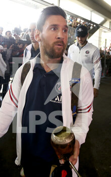 2021-10-03 - Lionel Messi of PSG salutes the supporters when leaving the stadium following the French championship Ligue 1 football match between Stade Rennais and Paris Saint-Germain (PSG) on October 3, 2021 at Roazhon Park in Rennes, France - STADE RENNAIS VS PARIS SAINT-GERMAIN (PSG) - FRENCH LIGUE 1 - SOCCER