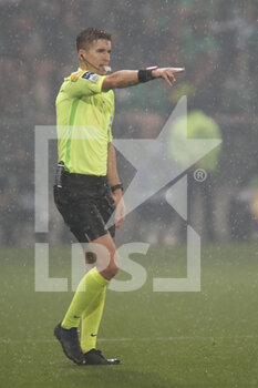 2021-10-03 - Referee Francois LETEXIER penalty during the French championship Ligue 1 football match between AS Saint-Etienne and Olympique Lyonnais on October 3, 2021 at Geoffroy Guichard stadium in Saint-Etienne, France - AS SAINT-ETIENNE VS OLYMPIQUE LYONNAIS - FRENCH LIGUE 1 - SOCCER