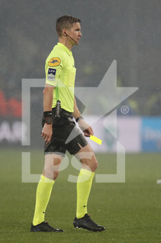 2021-10-03 - Referee Francois LETEXIER yellow card during the French championship Ligue 1 football match between AS Saint-Etienne and Olympique Lyonnais on October 3, 2021 at Geoffroy Guichard stadium in Saint-Etienne, France - AS SAINT-ETIENNE VS OLYMPIQUE LYONNAIS - FRENCH LIGUE 1 - SOCCER