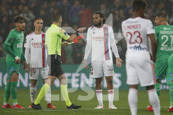 2021-10-03 - Jason DENAYER of Lyon and Referee Francois LETEXIER yellow card during the French championship Ligue 1 football match between AS Saint-Etienne and Olympique Lyonnais on October 3, 2021 at Geoffroy Guichard stadium in Saint-Etienne, France - AS SAINT-ETIENNE VS OLYMPIQUE LYONNAIS - FRENCH LIGUE 1 - SOCCER
