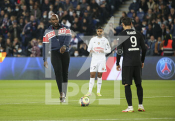 2021-10-15 - Teddy Riner kicks off the French championship Ligue 1 football match between Paris Saint-Germain (PSG) and SCO Angers on October 15, 2021 at Parc des Princes stadium in Paris, France - PARIS SAINT-GERMAIN VS SCO ANGERS - FRENCH LIGUE 1 - SOCCER