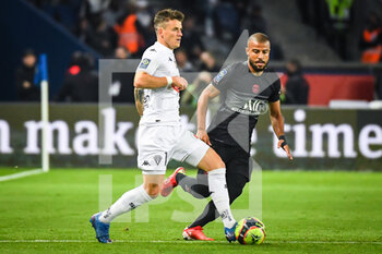 2021-10-15 - Pierrick CAPELLE of Angers and RAFINHA (Rafael ALCANTARA) of PSG during the French championship Ligue 1 football match between Paris Saint-Germain and SCO Angers on October 15, 2021 at Parc des Princes stadium in Paris, France - PARIS SAINT-GERMAIN VS SCO ANGERS - FRENCH LIGUE 1 - SOCCER