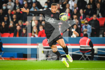 2021-10-15 - Kylian MBAPPE of PSG during the French championship Ligue 1 football match between Paris Saint-Germain and SCO Angers on October 15, 2021 at Parc des Princes stadium in Paris, France - PARIS SAINT-GERMAIN VS SCO ANGERS - FRENCH LIGUE 1 - SOCCER