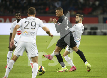 2021-10-15 - Kylian Mbappe of PSG, Jimmy Cabot of Angers during the French championship Ligue 1 football match between Paris Saint-Germain (PSG) and SCO Angers on October 15, 2021 at Parc des Princes stadium in Paris, France - PARIS SAINT-GERMAIN VS SCO ANGERS - FRENCH LIGUE 1 - SOCCER