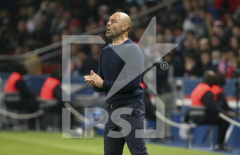 2021-10-15 - Coach of Angers SCO Gerald Baticle during the French championship Ligue 1 football match between Paris Saint-Germain (PSG) and SCO Angers on October 15, 2021 at Parc des Princes stadium in Paris, France - PARIS SAINT-GERMAIN VS SCO ANGERS - FRENCH LIGUE 1 - SOCCER
