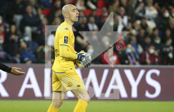 2021-10-15 - Goalkeeper of Angers Paul Bernardoni during the French championship Ligue 1 football match between Paris Saint-Germain (PSG) and SCO Angers on October 15, 2021 at Parc des Princes stadium in Paris, France - PARIS SAINT-GERMAIN VS SCO ANGERS - FRENCH LIGUE 1 - SOCCER