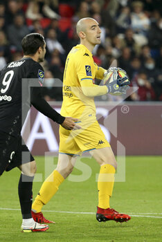 2021-10-15 - Goalkeeper of Angers Paul Bernardoni during the French championship Ligue 1 football match between Paris Saint-Germain (PSG) and SCO Angers on October 15, 2021 at Parc des Princes stadium in Paris, France - PARIS SAINT-GERMAIN VS SCO ANGERS - FRENCH LIGUE 1 - SOCCER