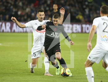 2021-10-15 - Marco Verratti of PSG, Thomas Mangani of Angers (left) during the French championship Ligue 1 football match between Paris Saint-Germain (PSG) and SCO Angers on October 15, 2021 at Parc des Princes stadium in Paris, France - PARIS SAINT-GERMAIN VS SCO ANGERS - FRENCH LIGUE 1 - SOCCER