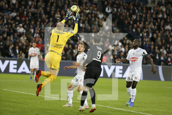 2021-10-15 - Goalkeeper of Angers Paul Bernardoni, Vincent Manceau, Ismael Traore of Angers during the French championship Ligue 1 football match between Paris Saint-Germain (PSG) and SCO Angers on October 15, 2021 at Parc des Princes stadium in Paris, France - PARIS SAINT-GERMAIN VS SCO ANGERS - FRENCH LIGUE 1 - SOCCER