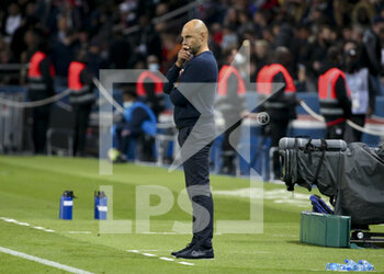 2021-10-15 - Coach of Angers SCO Gerald Baticle during the French championship Ligue 1 football match between Paris Saint-Germain (PSG) and SCO Angers on October 15, 2021 at Parc des Princes stadium in Paris, France - PARIS SAINT-GERMAIN VS SCO ANGERS - FRENCH LIGUE 1 - SOCCER