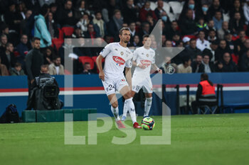 2021-10-15 - Romain Thomas of SCO Angers during the French championship Ligue 1 football match between Paris Saint-Germain and SCO Angers on October 15, 2021 at Parc des Princes stadium in Paris, France - PARIS SAINT-GERMAIN VS SCO ANGERS - FRENCH LIGUE 1 - SOCCER