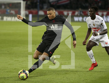 2021-10-15 - Kylian Mbappe of PSG, Batista Mendy of Angers during the French championship Ligue 1 football match between Paris Saint-Germain (PSG) and SCO Angers on October 15, 2021 at Parc des Princes stadium in Paris, France - PARIS SAINT-GERMAIN VS SCO ANGERS - FRENCH LIGUE 1 - SOCCER