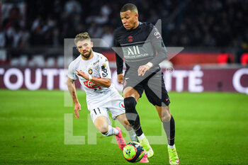 2021-10-15 - Jimmy CABOT of Angers and Kylian MBAPPE of PSG during the French championship Ligue 1 football match between Paris Saint-Germain and SCO Angers on October 15, 2021 at Parc des Princes stadium in Paris, France - PARIS SAINT-GERMAIN VS SCO ANGERS - FRENCH LIGUE 1 - SOCCER