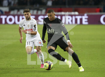 2021-10-15 - Kylian Mbappe of PSG, Jimmy Cabot of Angers (left) during the French championship Ligue 1 football match between Paris Saint-Germain (PSG) and SCO Angers on October 15, 2021 at Parc des Princes stadium in Paris, France - PARIS SAINT-GERMAIN VS SCO ANGERS - FRENCH LIGUE 1 - SOCCER
