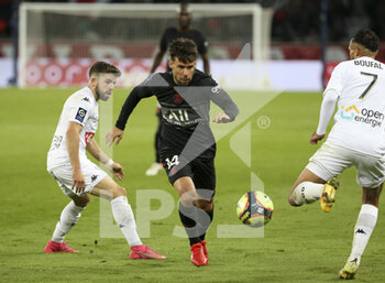2021-10-15 - Juan Bernat of PSG, Jimmy Cabot of Angers (left) during the French championship Ligue 1 football match between Paris Saint-Germain (PSG) and SCO Angers on October 15, 2021 at Parc des Princes stadium in Paris, France - PARIS SAINT-GERMAIN VS SCO ANGERS - FRENCH LIGUE 1 - SOCCER