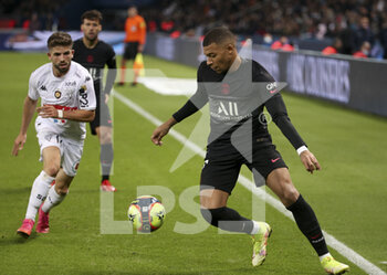 2021-10-15 - Kylian Mbappe of PSG, Jimmy Cabot of Angers (left) during the French championship Ligue 1 football match between Paris Saint-Germain (PSG) and SCO Angers on October 15, 2021 at Parc des Princes stadium in Paris, France - PARIS SAINT-GERMAIN VS SCO ANGERS - FRENCH LIGUE 1 - SOCCER