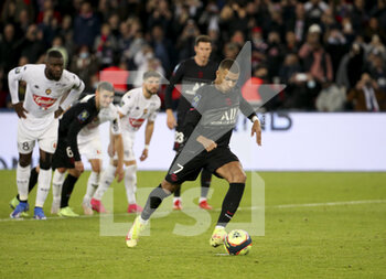 2021-10-15 - Kylian Mbappe of PSG scores his goal on a penalty kick during the French championship Ligue 1 football match between Paris Saint-Germain (PSG) and SCO Angers on October 15, 2021 at Parc des Princes stadium in Paris, France - PARIS SAINT-GERMAIN VS SCO ANGERS - FRENCH LIGUE 1 - SOCCER