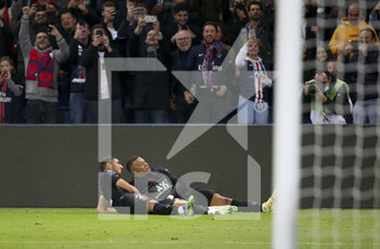 2021-10-15 - Kylian Mbappe of PSG celebrates his winning goal with Achraf Hakimi during the French championship Ligue 1 football match between Paris Saint-Germain (PSG) and SCO Angers on October 15, 2021 at Parc des Princes stadium in Paris, France - PARIS SAINT-GERMAIN VS SCO ANGERS - FRENCH LIGUE 1 - SOCCER