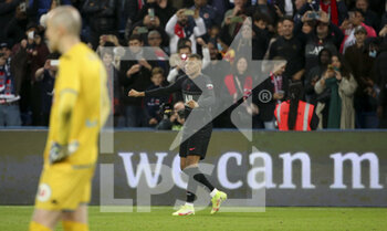 2021-10-15 - Kylian Mbappe of PSG celebrates his winning goal on a penalty kick while goalkeeper of Angers Paul Bernardoni looks on during the French championship Ligue 1 football match between Paris Saint-Germain (PSG) and SCO Angers on October 15, 2021 at Parc des Princes stadium in Paris, France - PARIS SAINT-GERMAIN VS SCO ANGERS - FRENCH LIGUE 1 - SOCCER