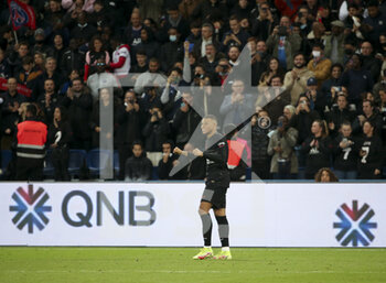 2021-10-15 - Kylian Mbappe of PSG celebrates his winning goal with the supporters during the French championship Ligue 1 football match between Paris Saint-Germain (PSG) and SCO Angers on October 15, 2021 at Parc des Princes stadium in Paris, France - PARIS SAINT-GERMAIN VS SCO ANGERS - FRENCH LIGUE 1 - SOCCER