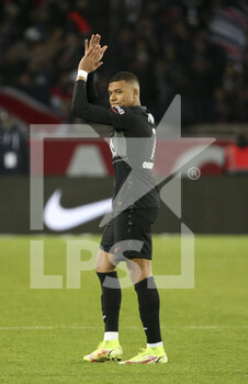 2021-10-15 - Kylian Mbappe of PSG applauds when he gets a standing ovation while being replaced during the French championship Ligue 1 football match between Paris Saint-Germain (PSG) and SCO Angers on October 15, 2021 at Parc des Princes stadium in Paris, France - PARIS SAINT-GERMAIN VS SCO ANGERS - FRENCH LIGUE 1 - SOCCER