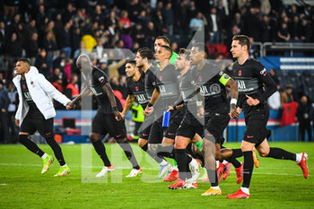 2021-10-15 - Team of PSG celebrate the victory during the French championship Ligue 1 football match between Paris Saint-Germain and SCO Angers on October 15, 2021 at Parc des Princes stadium in Paris, France - PARIS SAINT-GERMAIN VS SCO ANGERS - FRENCH LIGUE 1 - SOCCER