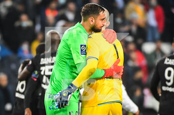2021-10-15 - Gianluigi DONNARUMMA of PSG and Paul BERNARDONI of Angers during the French championship Ligue 1 football match between Paris Saint-Germain and SCO Angers on October 15, 2021 at Parc des Princes stadium in Paris, France - PARIS SAINT-GERMAIN VS SCO ANGERS - FRENCH LIGUE 1 - SOCCER