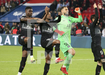 2021-10-15 - Junior Dina Ebimbe, Georginio Wijnaldum, goalkeeper of PSG Gianluigi Donnarumma celebrate the victory following the French championship Ligue 1 football match between Paris Saint-Germain (PSG) and SCO Angers on October 15, 2021 at Parc des Princes stadium in Paris, France - PARIS SAINT-GERMAIN VS SCO ANGERS - FRENCH LIGUE 1 - SOCCER