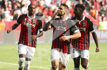 2021-10-24 - Andy Delort of Nice celebrates his goal with teammates during the French championship Ligue 1 football match between OGC Nice (OGCN) and Olympique Lyonnais (OL) on October 24, 2021 at Allianz Riviera stadium in Nice, France - OGC NICE (OGCN) VS OLYMPIQUE LYONNAIS (OL) - FRENCH LIGUE 1 - SOCCER