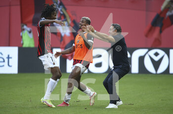 2021-10-24 - Coach of OGC Nice Christophe Galtier, left Khephren Thuram, Mario Lemina of Nice celebrate the victory at final whistle following the French championship Ligue 1 football match between OGC Nice (OGCN) and Olympique Lyonnais (OL) on October 24, 2021 at Allianz Riviera stadium in Nice, France - OGC NICE (OGCN) VS OLYMPIQUE LYONNAIS (OL) - FRENCH LIGUE 1 - SOCCER
