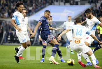 2021-10-24 - Kylian Mbappe of PSG between Boubacar Kamara and Duje Caleta-Car of Marseille during the French championship Ligue 1 football match between Olympique de Marseille (OM) and Paris Saint-Germain (PSG) on October 24, 2021 at Stade Velodrome in Marseille, France - OLYMPIQUE DE MARSEILLE (OM) VS PARIS SAINT-GERMAIN (PSG) - FRENCH LIGUE 1 - SOCCER