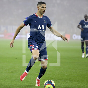 2021-10-24 - Achraf Hakimi of PSG during the French championship Ligue 1 football match between Olympique de Marseille (OM) and Paris Saint-Germain (PSG) on October 24, 2021 at Stade Velodrome in Marseille, France - OLYMPIQUE DE MARSEILLE (OM) VS PARIS SAINT-GERMAIN (PSG) - FRENCH LIGUE 1 - SOCCER