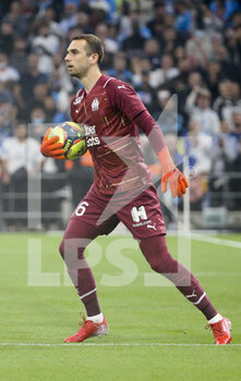 2021-10-24 - Goalkeeper of Marseille Pau Lopez during the French championship Ligue 1 football match between Olympique de Marseille (OM) and Paris Saint-Germain (PSG) on October 24, 2021 at Stade Velodrome in Marseille, France - OLYMPIQUE DE MARSEILLE (OM) VS PARIS SAINT-GERMAIN (PSG) - FRENCH LIGUE 1 - SOCCER