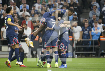 2021-10-24 - Presnel Kimpembe of PSG and teammates celebrate the goal of Neymar Jr of PSG, a goal eventually cancelled by the video assistance (VAR) during the French championship Ligue 1 football match between Olympique de Marseille (OM) and Paris Saint-Germain (PSG) on October 24, 2021 at Stade Velodrome in Marseille, France - OLYMPIQUE DE MARSEILLE (OM) VS PARIS SAINT-GERMAIN (PSG) - FRENCH LIGUE 1 - SOCCER