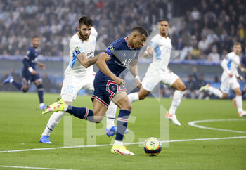 2021-10-24 - Kylian Mbappe of PSG, Duje Caleta-Car of Marseille (left) during the French championship Ligue 1 football match between Olympique de Marseille (OM) and Paris Saint-Germain (PSG) on October 24, 2021 at Stade Velodrome in Marseille, France - OLYMPIQUE DE MARSEILLE (OM) VS PARIS SAINT-GERMAIN (PSG) - FRENCH LIGUE 1 - SOCCER