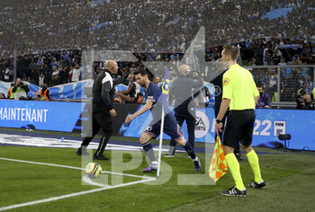 2021-10-24 - Lionel Messi of PSG is protected by security when shooting corner kicks during the French championship Ligue 1 football match between Olympique de Marseille (OM) and Paris Saint-Germain (PSG) on October 24, 2021 at Stade Velodrome in Marseille, France - OLYMPIQUE DE MARSEILLE (OM) VS PARIS SAINT-GERMAIN (PSG) - FRENCH LIGUE 1 - SOCCER