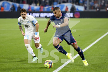 2021-10-24 - Kylian Mbappe of PSG, Pol Lirola of Marseille (left) during the French championship Ligue 1 football match between Olympique de Marseille (OM) and Paris Saint-Germain (PSG) on October 24, 2021 at Stade Velodrome in Marseille, France - OLYMPIQUE DE MARSEILLE (OM) VS PARIS SAINT-GERMAIN (PSG) - FRENCH LIGUE 1 - SOCCER
